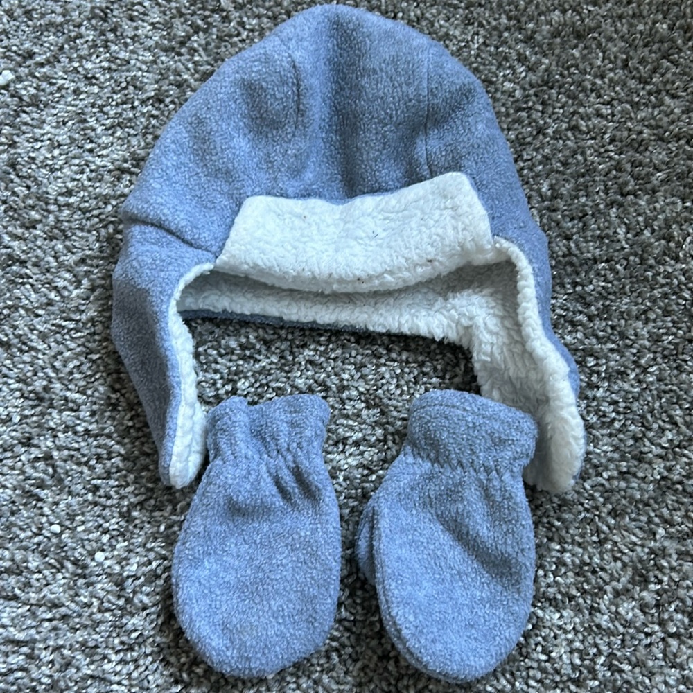 Toddler boy matching glove and hat set size 12-18 months gray, hat is white/gray